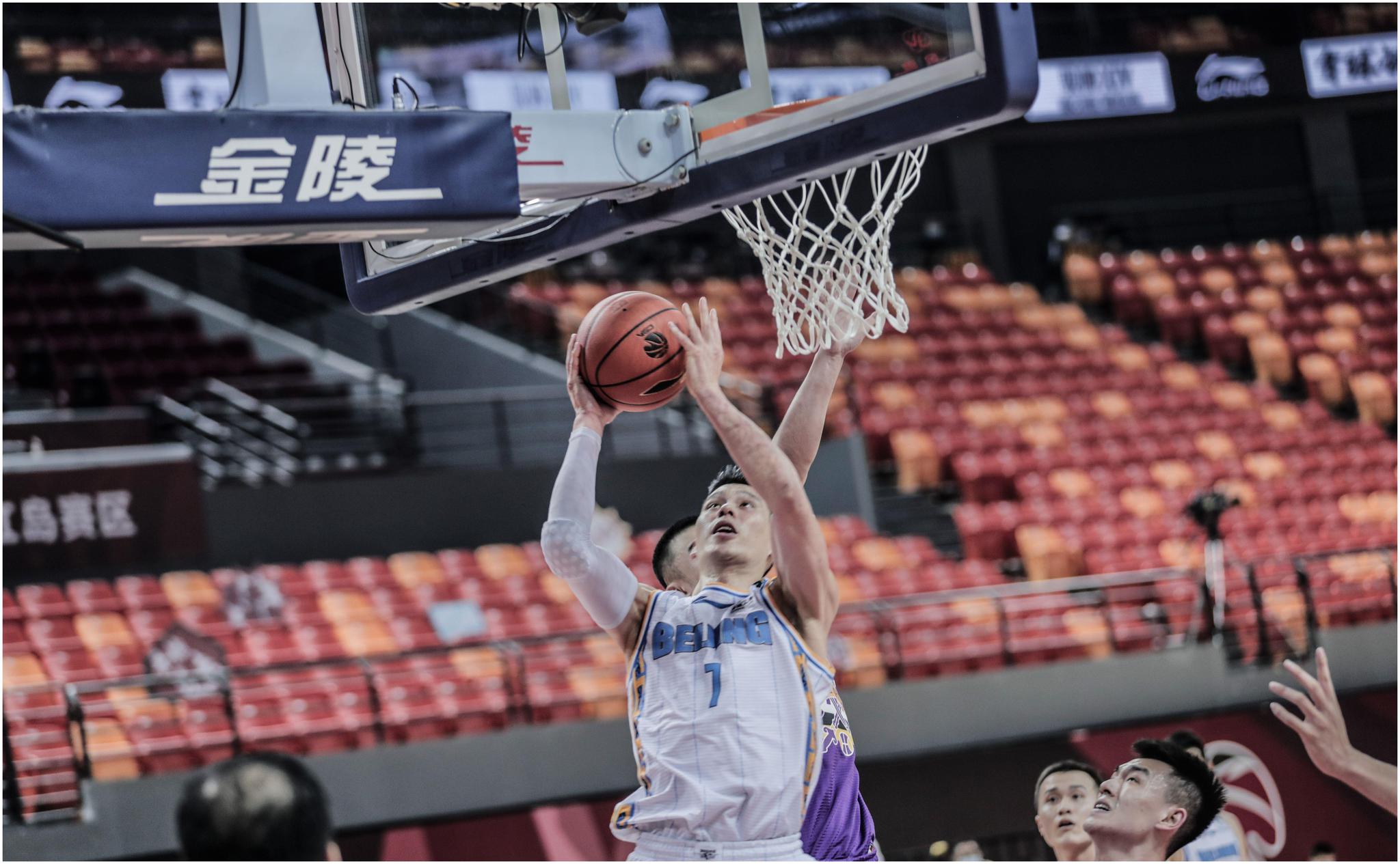 关于清晨体能课后；波尔图更衣室发声备战CBA季后赛；气氛紧张；团队化学反应显著的信息